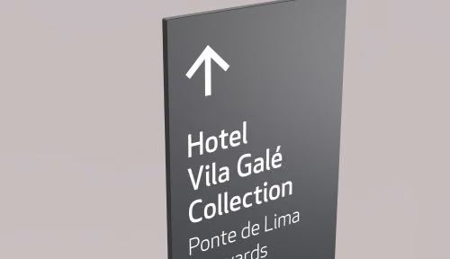 Detalhe de totem direcional de exterior em HPL+ da Floema Details.