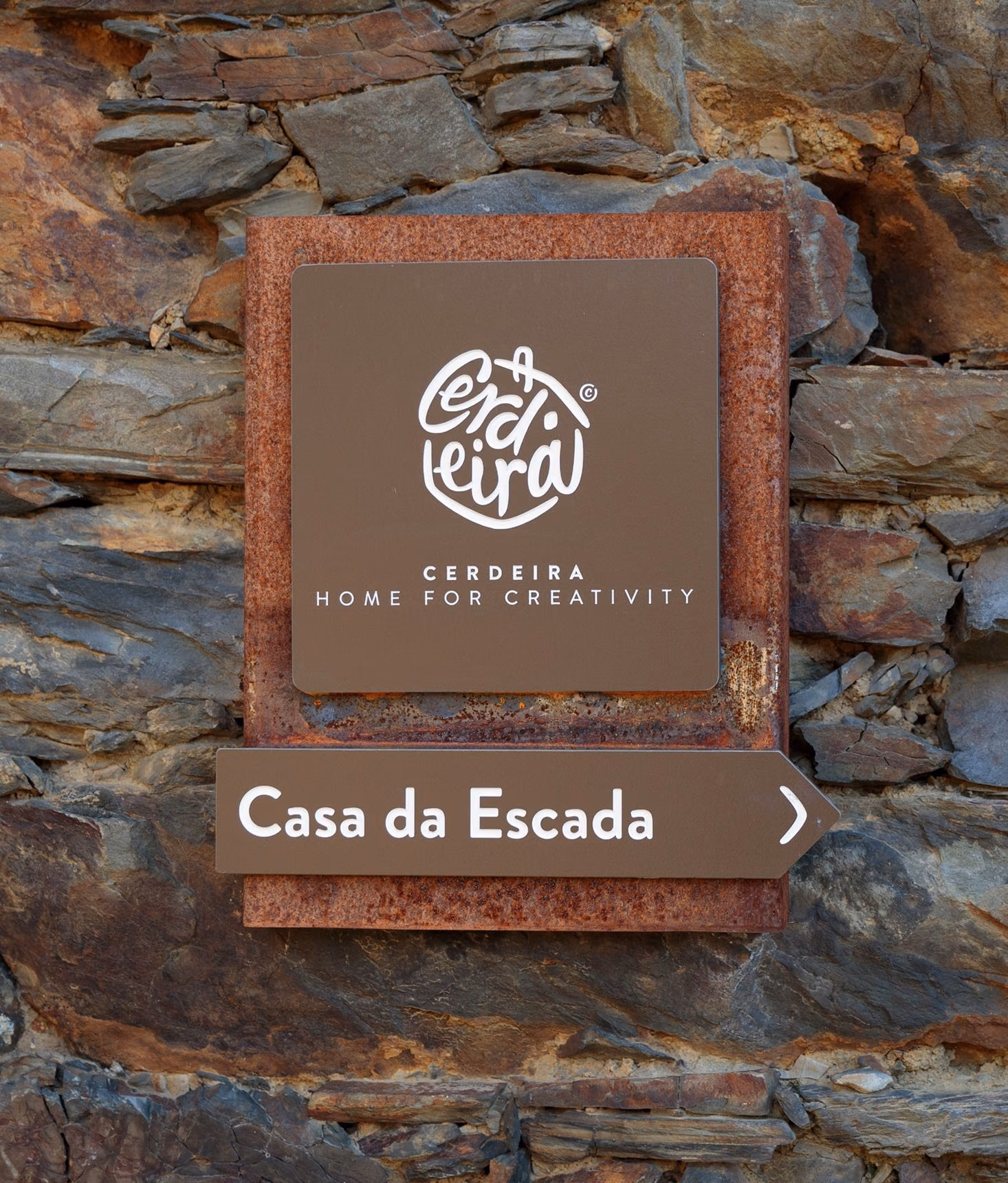 Placa direcional da Cerdeira Home Village, com estrutura em aço corten e placa em HPL+.