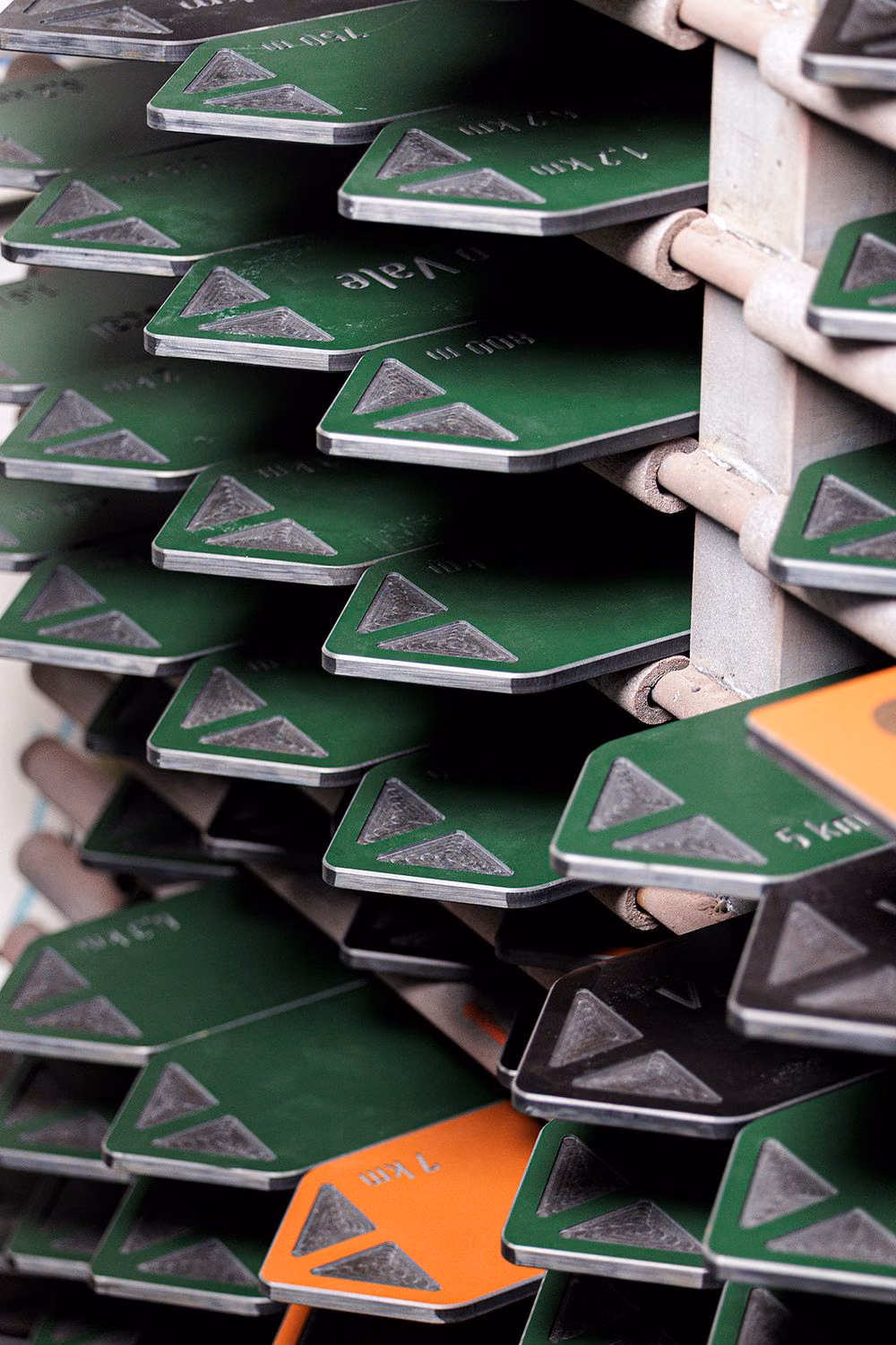 Detalhe de placas direcionais para percursos pedestres da Floema Nature em HPL+.