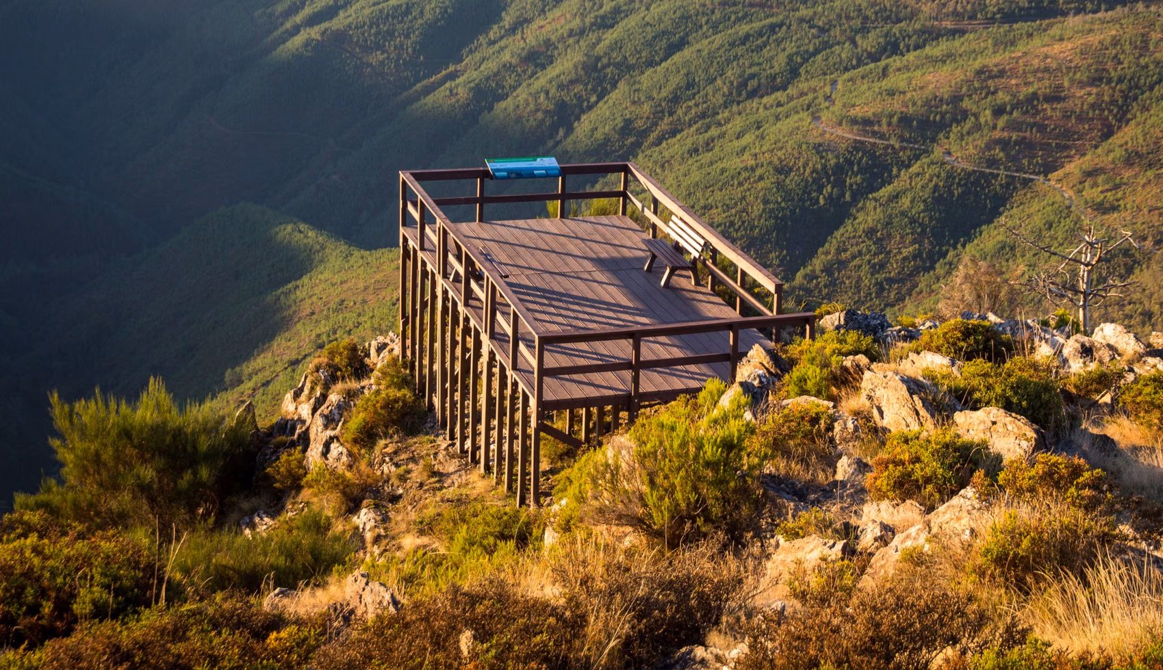 Miradouro do Cabeço do Gralheiro em Plástico reciclado Floema em área natural.
