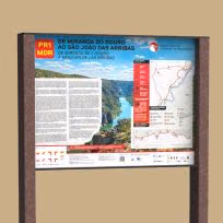 Vista frontal de render de painel informativo grande da Floema Nature, para turismo de natureza