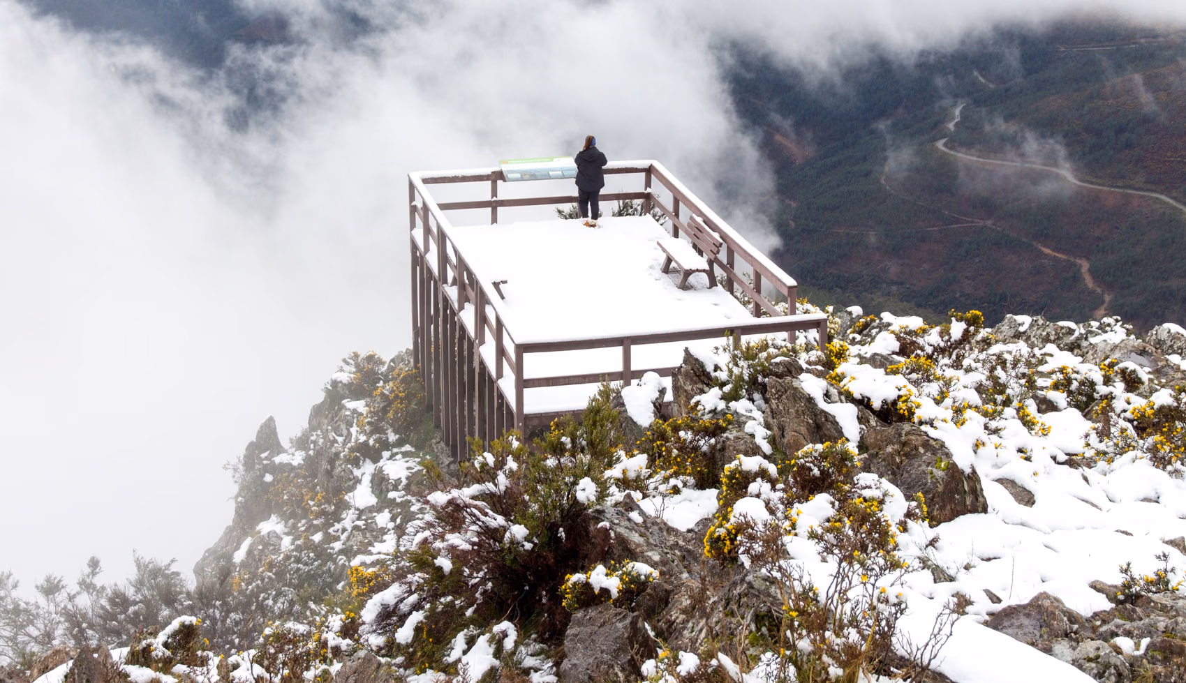 Miradouro do Cabeço do Gralheiro em Plástico reciclado Floema em área natural coberto de neve e com caminhante a observar a paisagem.
