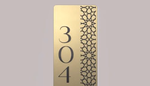 Detalhe de placa de numeração de quarto para hotel em HPL+ da Floema Details.