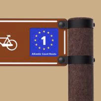 Detalhe de render de placa direcional com poste para rotas cicláveis da Floema Nature, para turismo de natureza