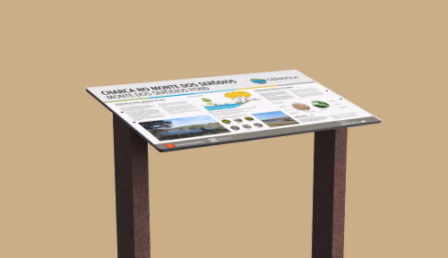 Mesa interpretativa modelo Floema, para turismo de natureza, da Floema Nature, com estrutura em plástico reciclado e painel em HPL Print.