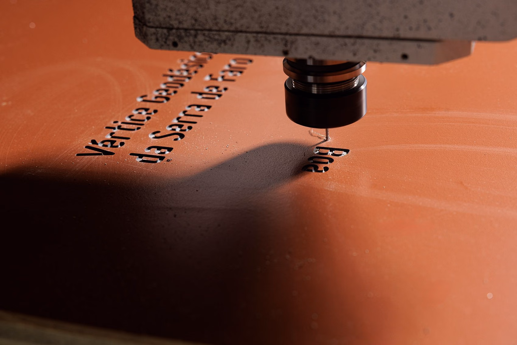 Detalhe de fresa de CNC a gravar placa de HPL+.
