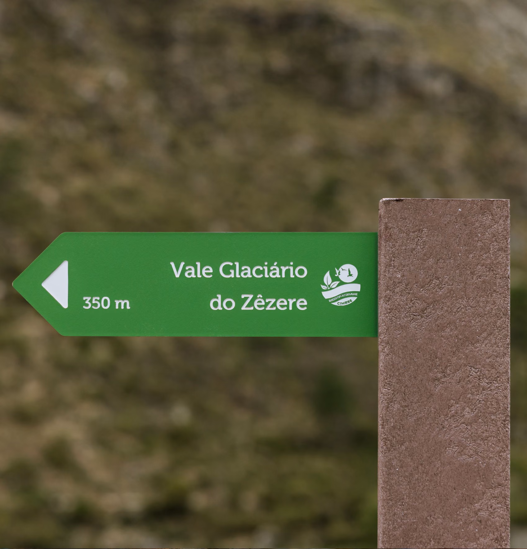 Detalhe de sinalética ICNF com placa em HPL+ e poste em plástico reciclado castanho Floema.